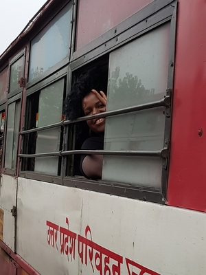 Edna fait la pause dans le bus